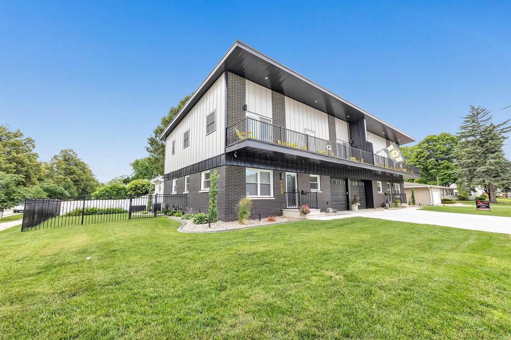 Photo of 1749 S Oneida STREET, Green Bay, WI 54304 (MLS # 50316413)