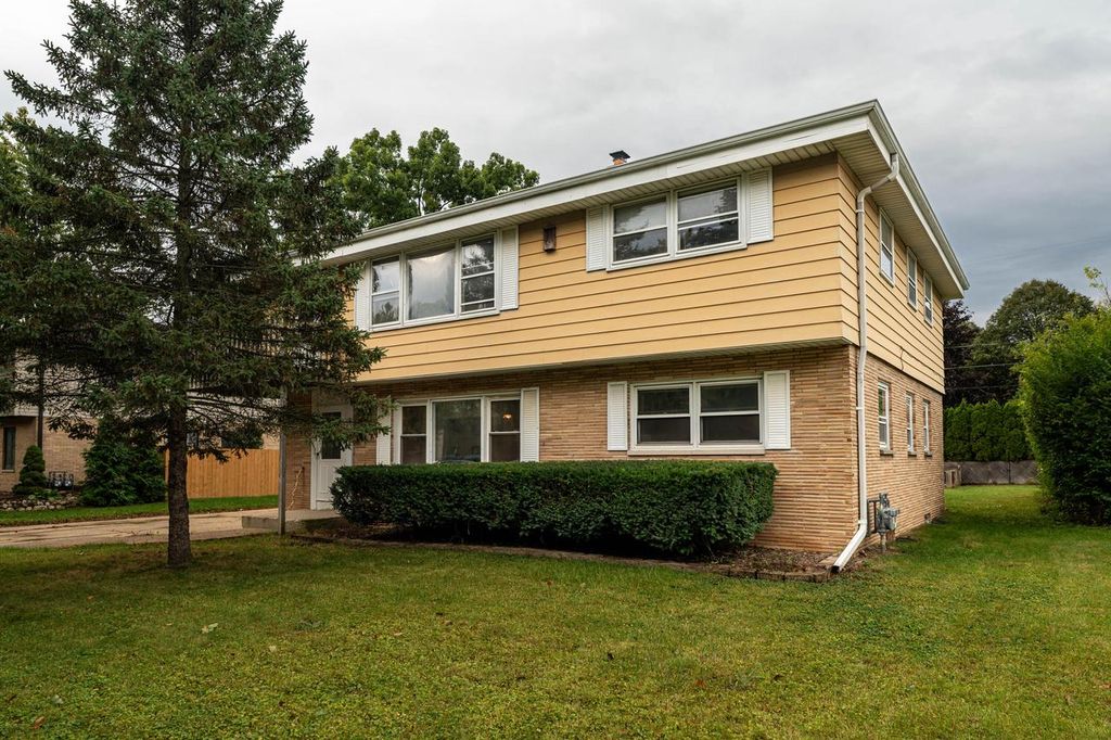 Photo of 1409 N 116th STREET #1411, Wauwatosa, WI 53226 (MLS # 1939046)