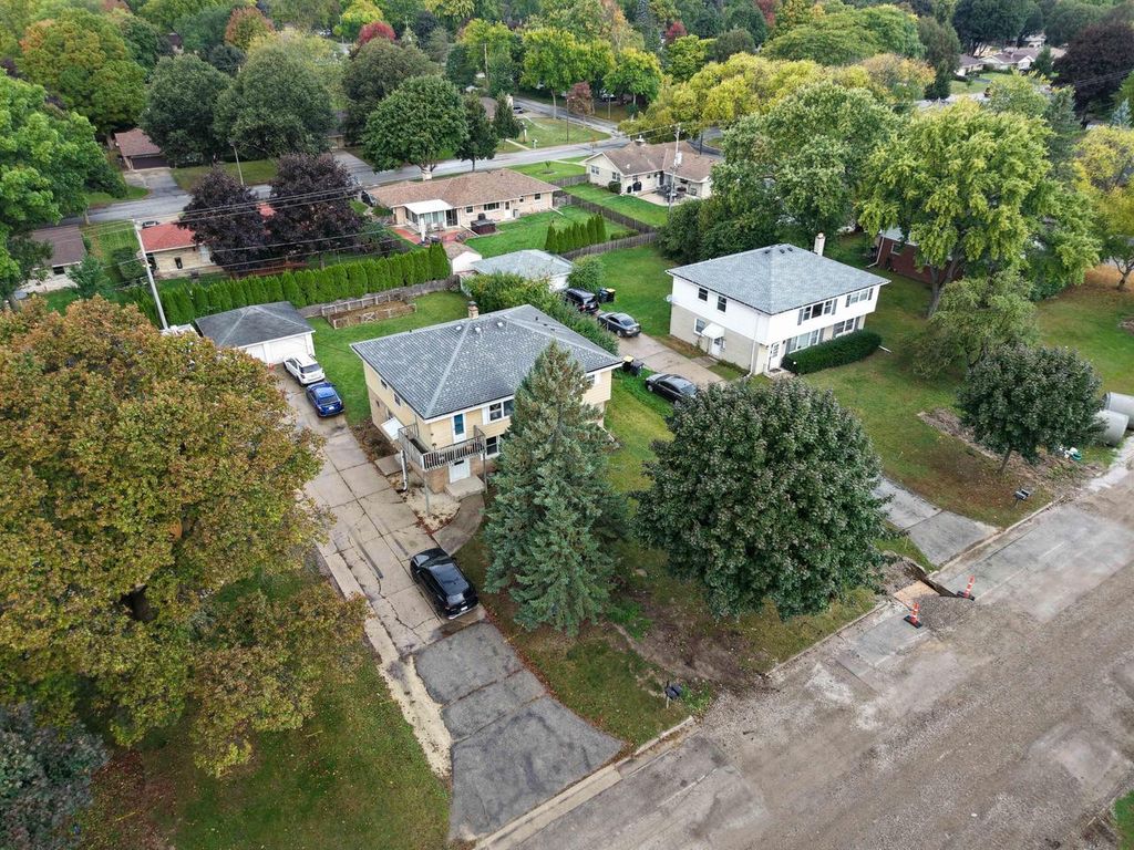 Photo of 1409 N 116th STREET #1411, Wauwatosa, WI 53226 (MLS # 1939046)