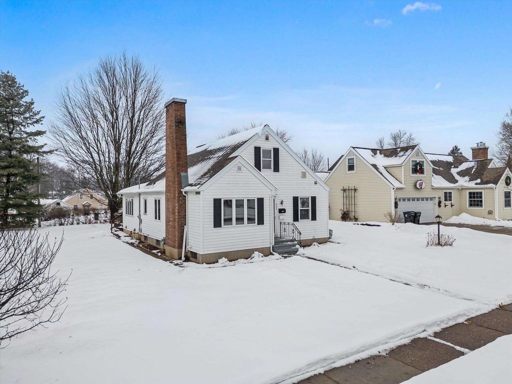 Photo of 604 S Apple AVENUE, Marshfield, WI 54449 (MLS # 22600129)
