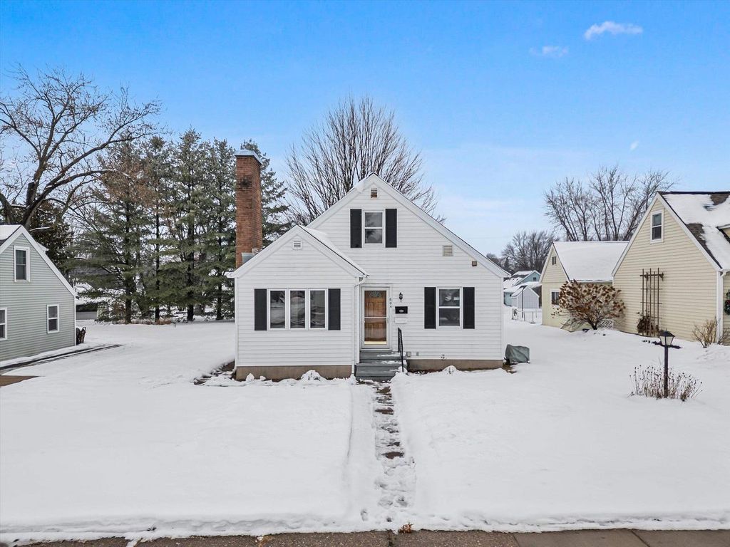 Photo of 604 S Apple AVENUE, Marshfield, WI 54449 (MLS # 22600129)