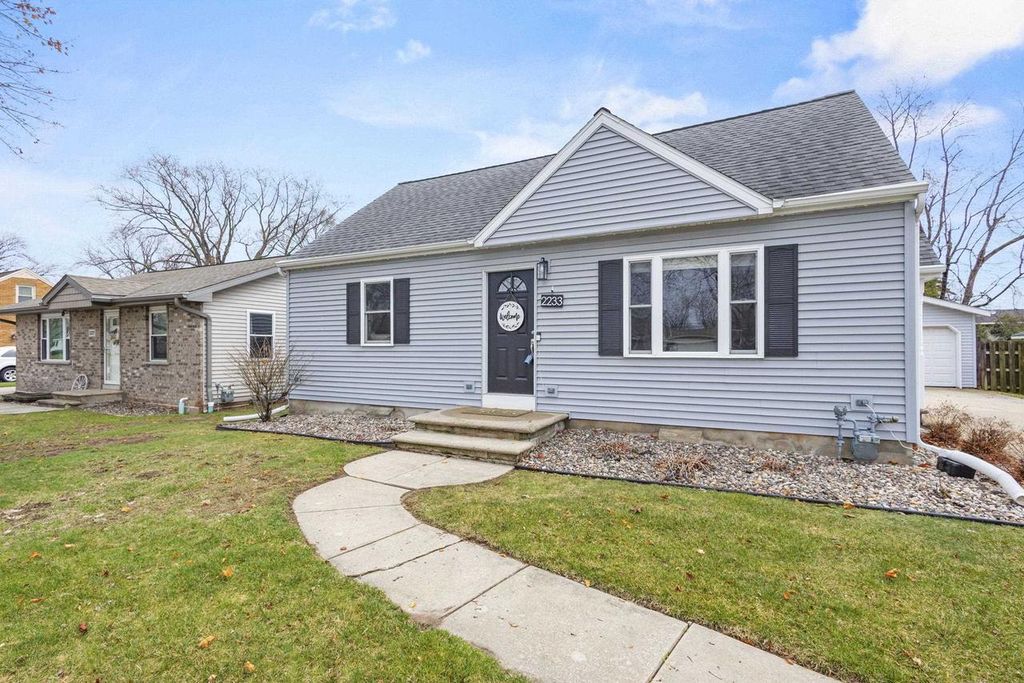 Photo of 2233 Magnolia LANE, Green Bay, WI 54304 (MLS # 50323755)