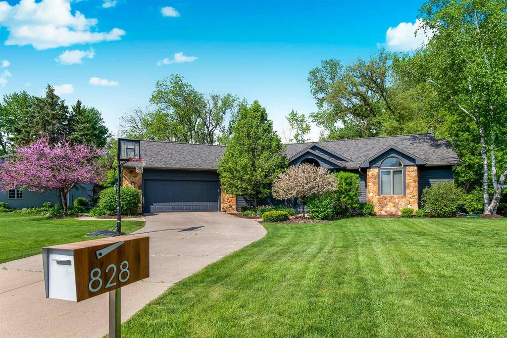 Photo of 828 Tamarack WAY, Verona, WI 53593 (MLS # 2018911)