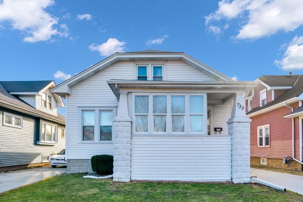 Photo of 733 West Lawn AVENUE, Racine, WI 53405 (MLS # 1953275)