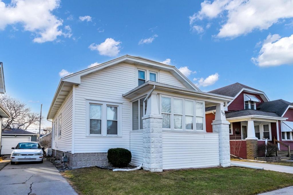 Photo of 733 West Lawn AVENUE, Racine, WI 53405 (MLS # 1953275)