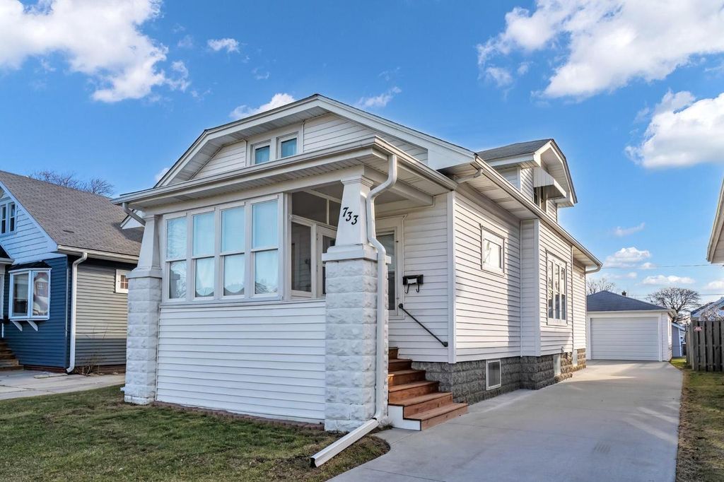 Photo of 733 West Lawn AVENUE, Racine, WI 53405 (MLS # 1953275)