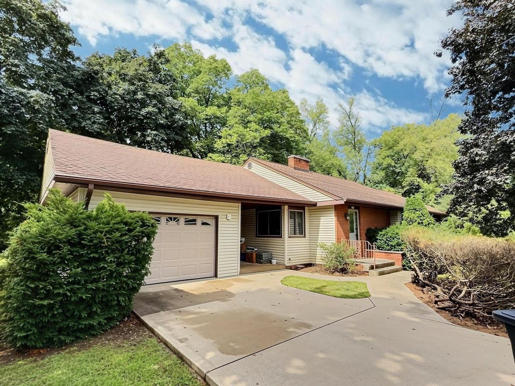 Photo of 2573 Oregon STREET, Oshkosh, WI 54902 (MLS # 50332310)