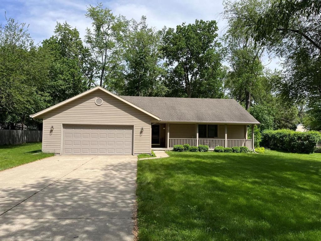 Photo of 5596 Arrowwood STREET, Greendale, WI 53129 (MLS # 1947216)