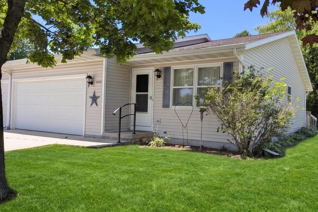 Photo of 4537 Oaktree COURT, Manitowoc, WI 54220 (MLS # 50326459)