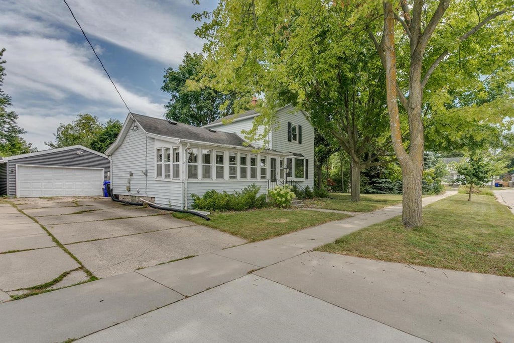 Photo of 326 S Summit STREET, Appleton, WI 54914 (MLS # 50331981)