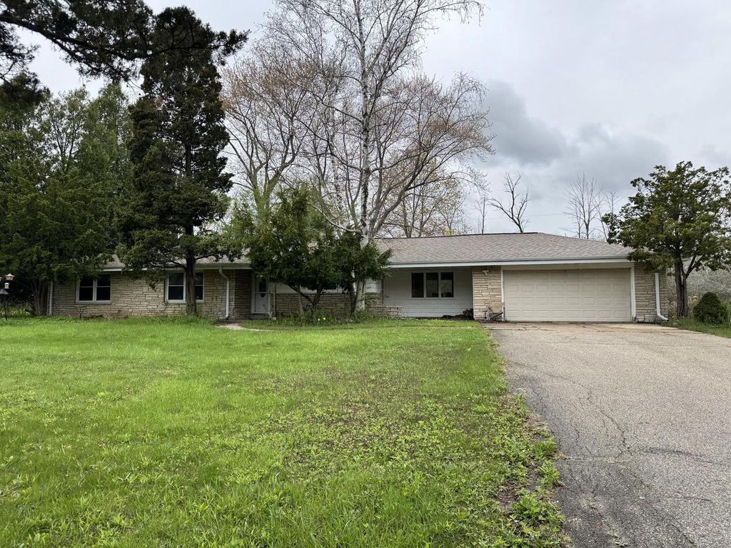 Photo of 8665 N Hawthorne ROAD, Milwaukee, WI 53217 (MLS # 1960247)