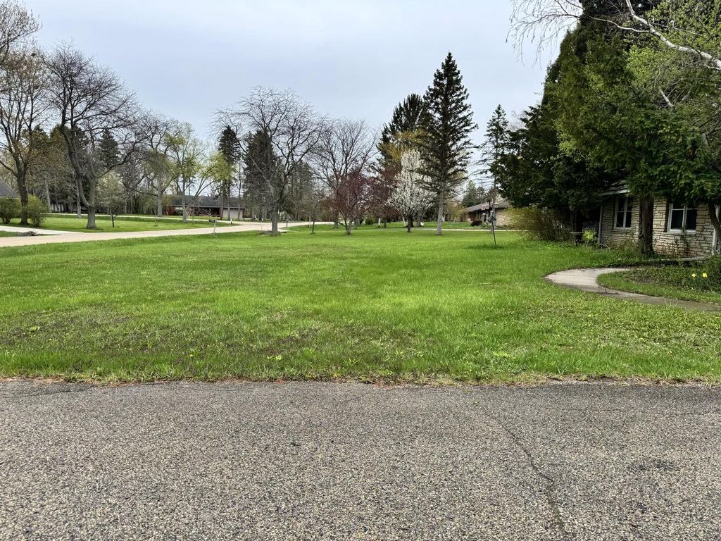 Photo of 8665 N Hawthorne ROAD, Milwaukee, WI 53217 (MLS # 1960247)