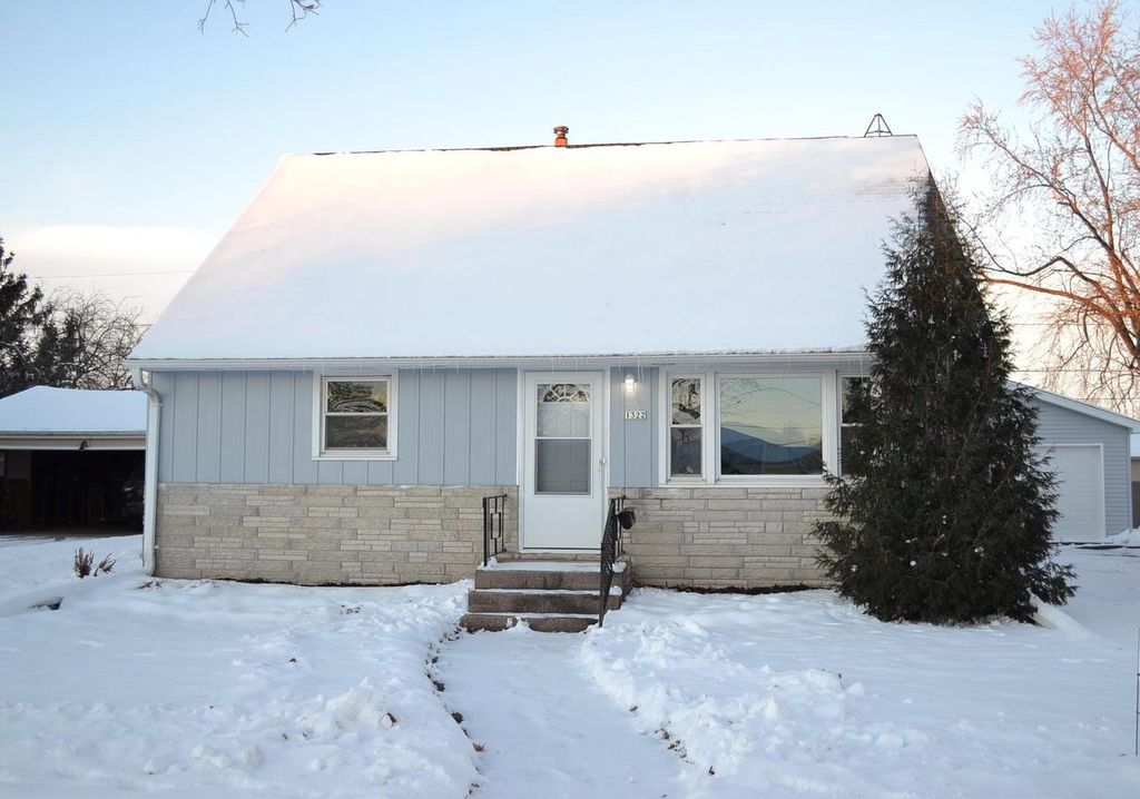 Photo of 1322 W 5th AVENUE, Oshkosh, WI 54902 (MLS # 50319018)