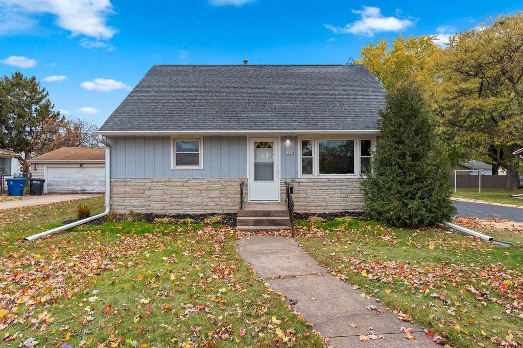 Photo of 1322 W 5th AVENUE, Oshkosh, WI 54902 (MLS # 50319018)