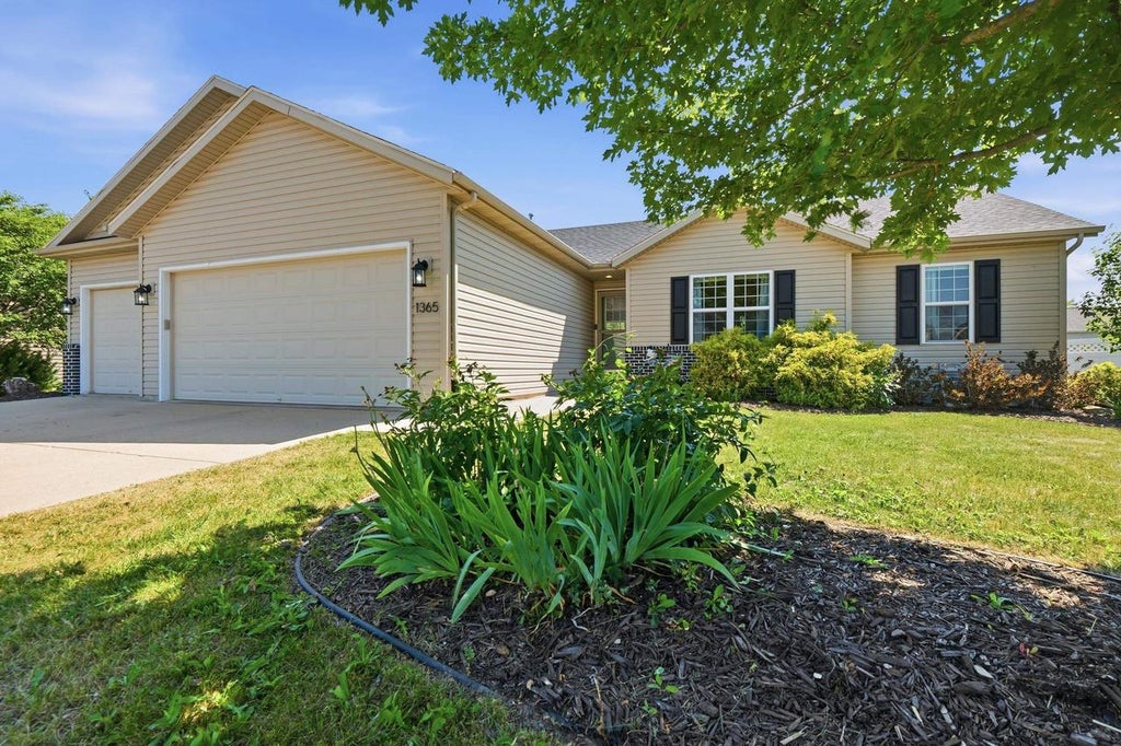 Photo of 1365 Savannah Woods DRIVE, Edgerton, WI 53534 (MLS # 2028295)