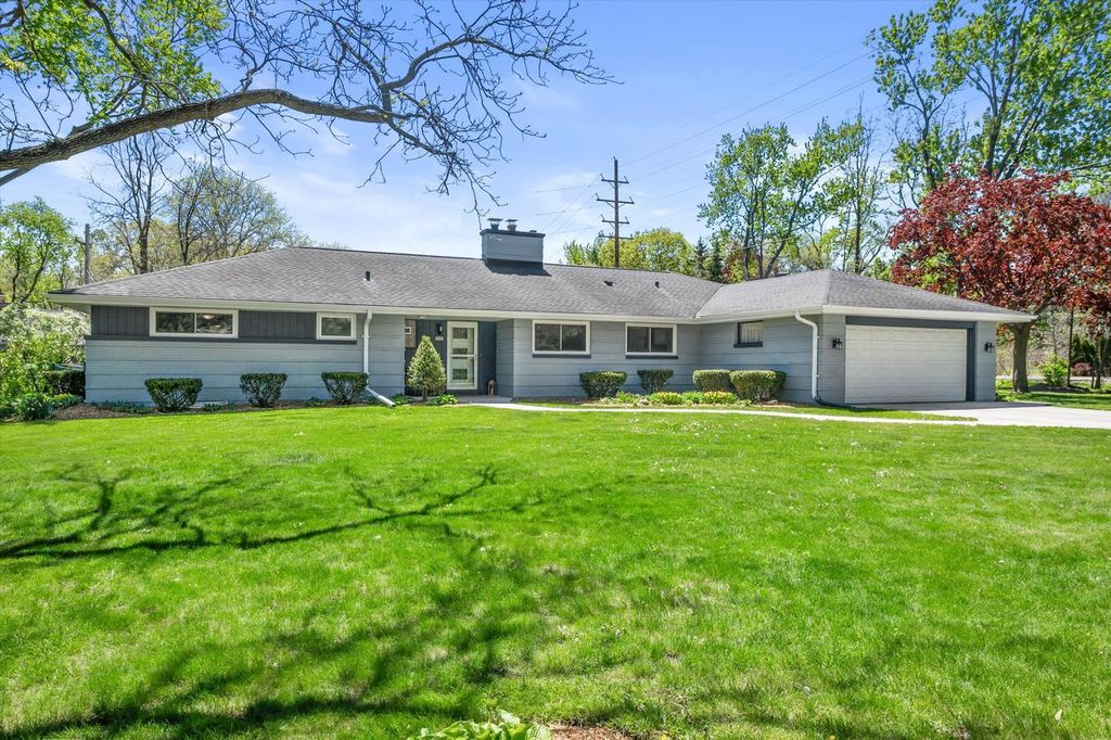 Photo of 12323 Woodside COURT, Wauwatosa, WI 53226 (MLS # 1961338)