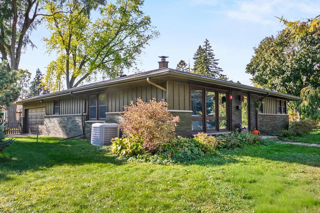 Photo of 723 W Riverview DRIVE, Glendale, WI 53209 (MLS # 1940898)