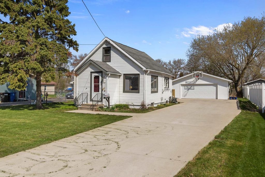 Photo of 120 Allen AVENUE, Oshkosh, WI 54901 (MLS # 50324231)