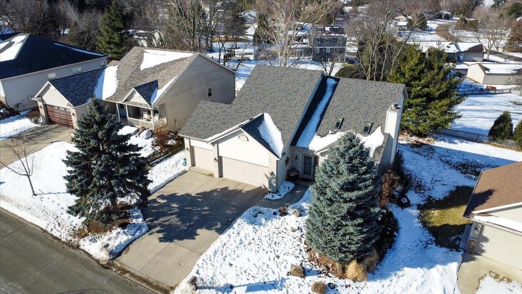Photo of 374 N Heatherstone DRIVE, Sun Prairie, WI 53590 (MLS # 2016049)
