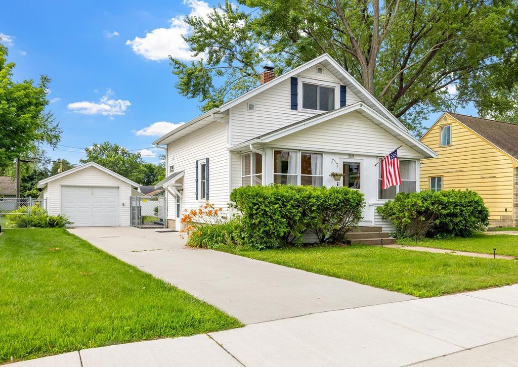 Photo of 2909 Algoma STREET, Stevens Point, WI 54481 (MLS # 22603255)