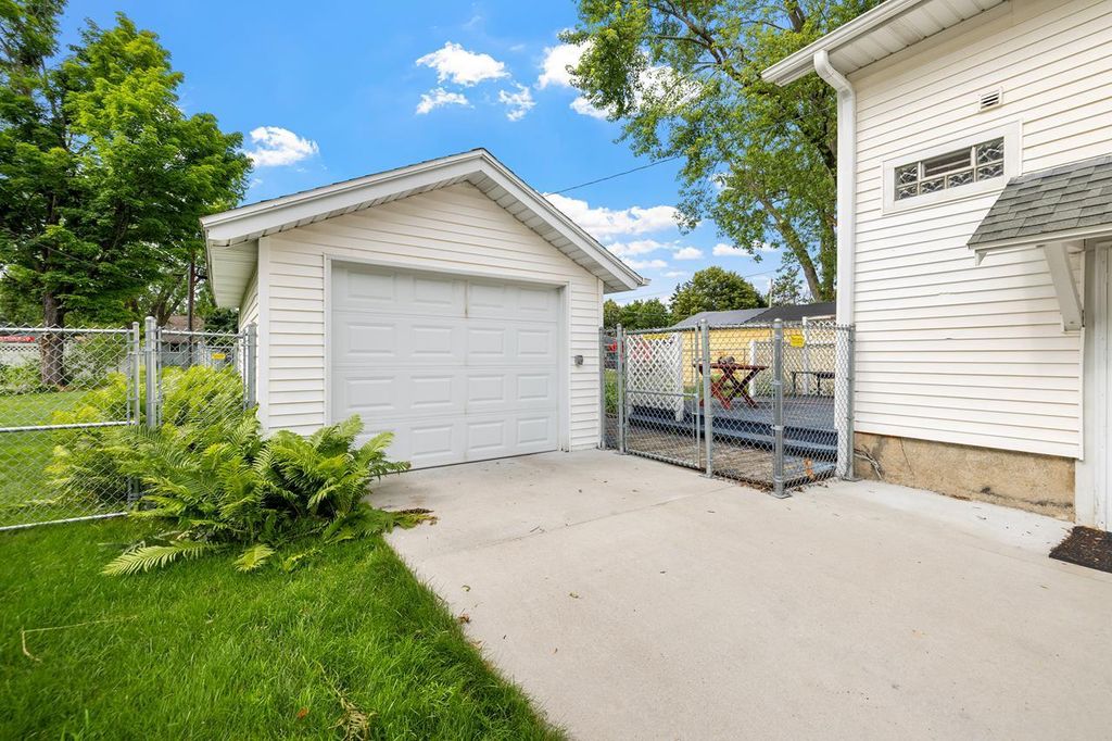 Photo of 2909 Algoma STREET, Stevens Point, WI 54481 (MLS # 22603255)