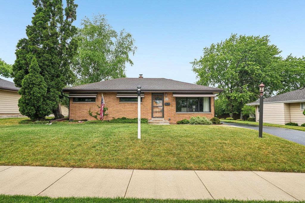 Photo of W151N8313 Thomas DRIVE, Menomonee Falls, WI 53051 (MLS # 1965031)