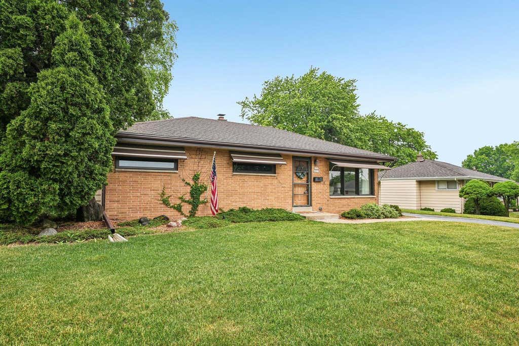Photo of W151N8313 Thomas DRIVE, Menomonee Falls, WI 53051 (MLS # 1965031)