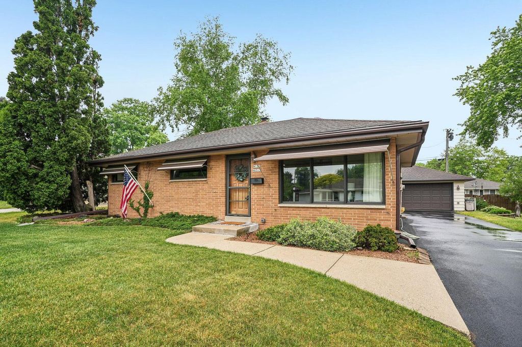 Photo of W151N8313 Thomas DRIVE, Menomonee Falls, WI 53051 (MLS # 1965031)