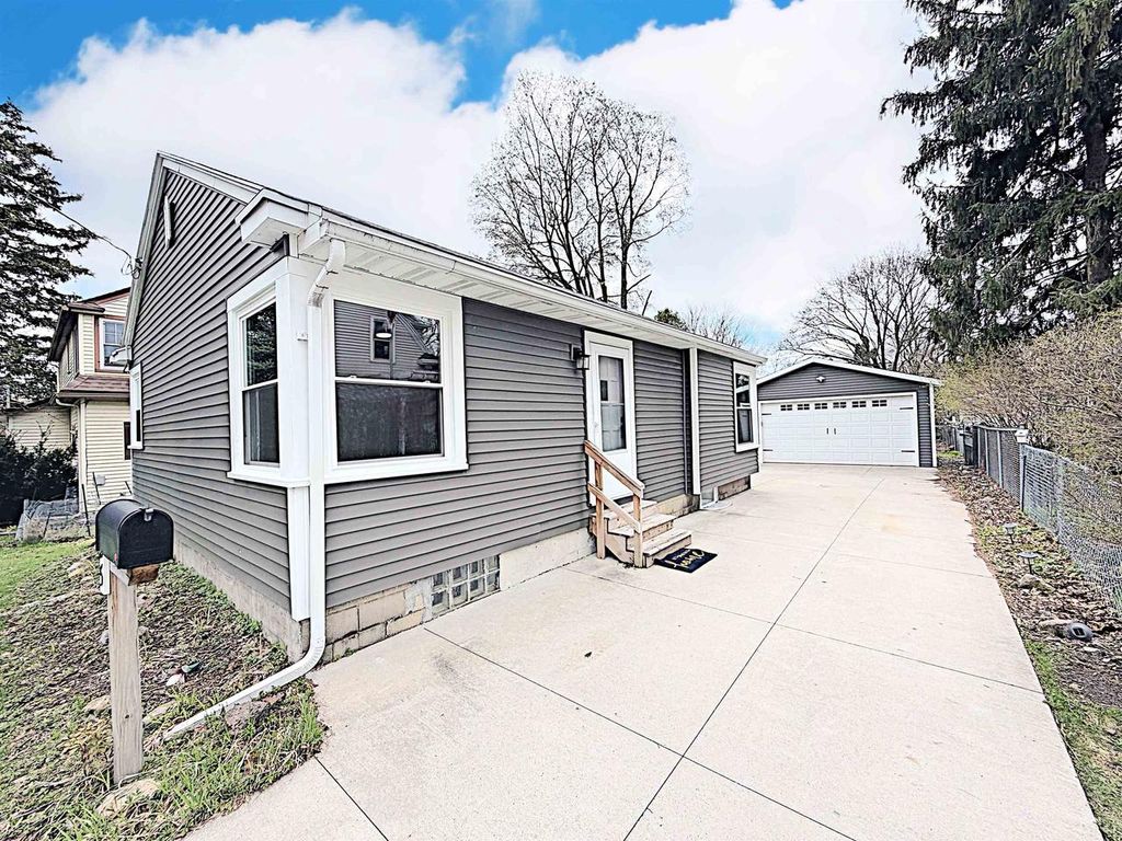 Photo of 225 E Circle STREET, Appleton, WI 54911 (MLS # 50323890)