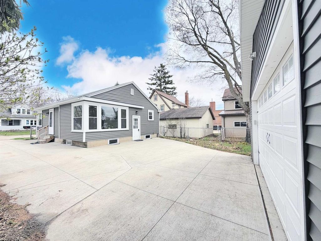 Photo of 225 E Circle STREET, Appleton, WI 54911 (MLS # 50323890)