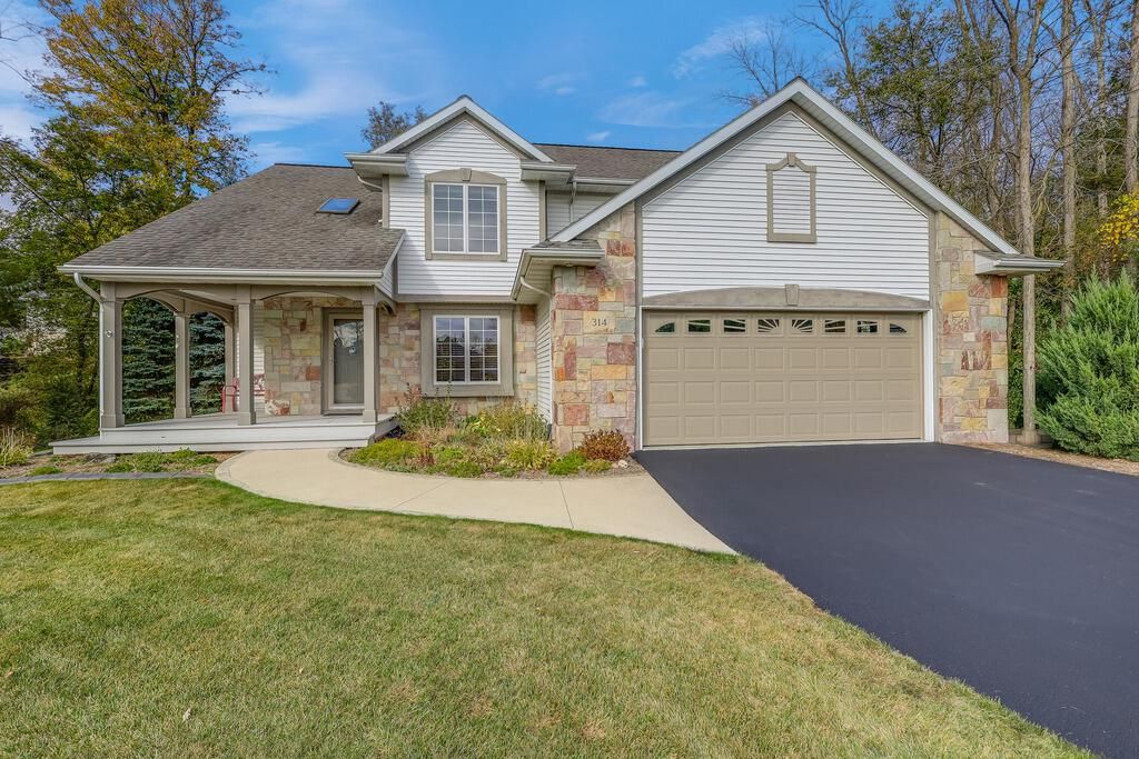 Photo of 314 Micarl COURT, Manitowoc, WI 54220 (MLS # 1939841)