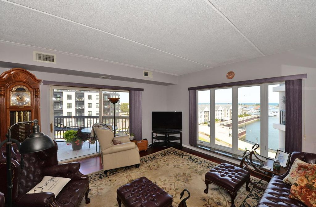 Photo of 333 Lake AVENUE #401, Racine, WI 53403 (MLS # 1934570)