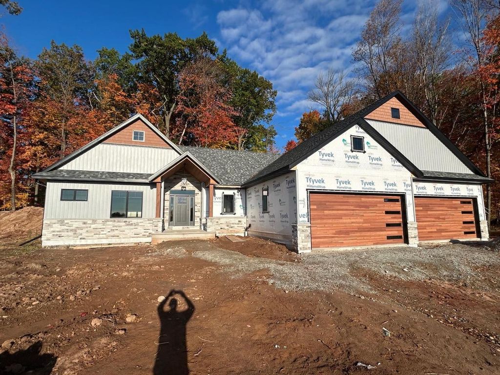 Photo of 2623 Chambers CROSSING, Green Bay, WI 54313 (MLS # 50316844)