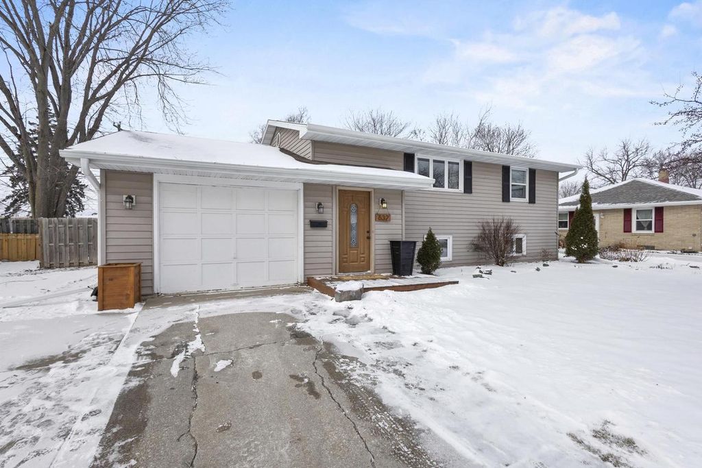Photo of 632 Suburban DRIVE, De Pere, WI 54115 (MLS # 50320259)