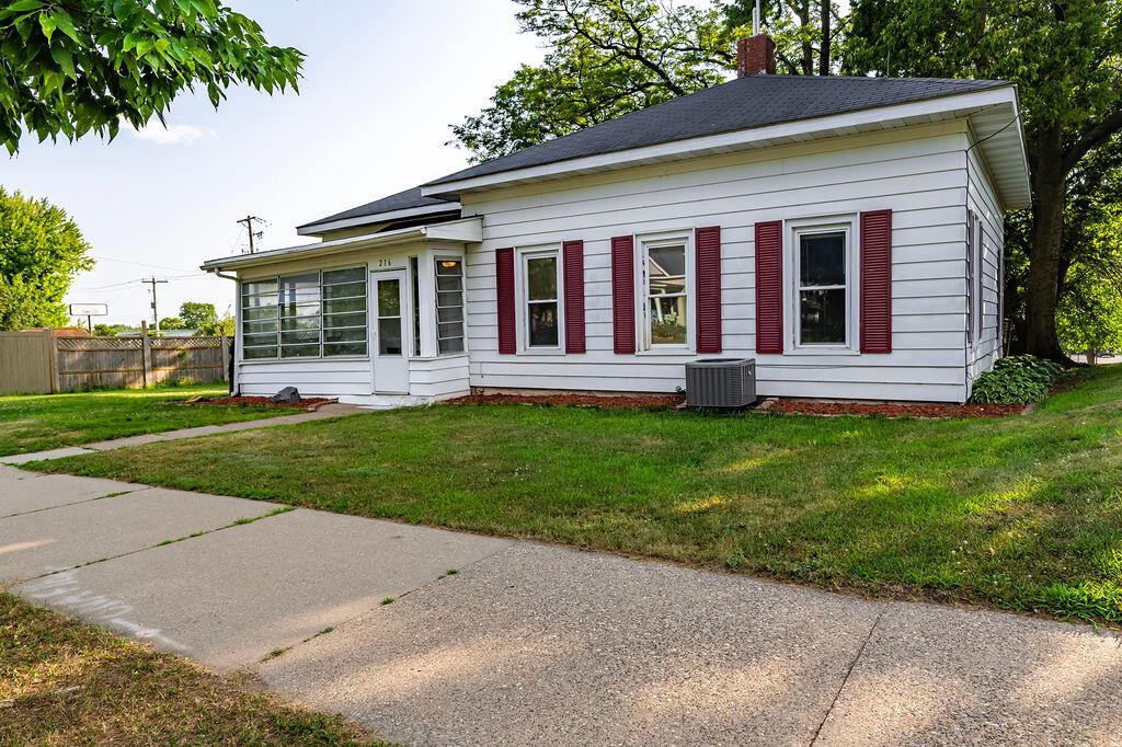 Photo of 216 3rd AVENUE S AVENUE S, Onalaska, WI 54650 (MLS # 1982861)