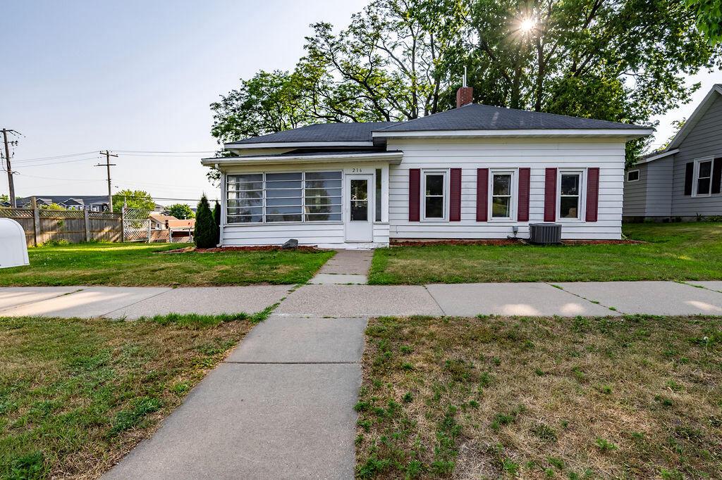 Photo of 216 3rd AVENUE S AVENUE S, Onalaska, WI 54650 (MLS # 1982861)