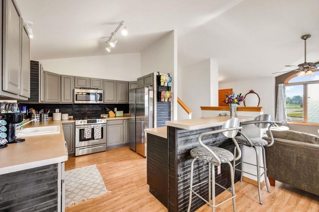 Photo of 633 Autumn Wood PARKWAY, Deerfield, WI 53531 (MLS # 2008322)