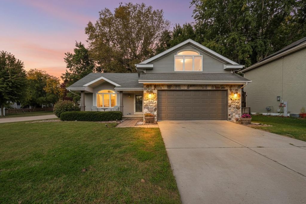 Photo of 633 Autumn Wood PARKWAY, Deerfield, WI 53531 (MLS # 2008322)