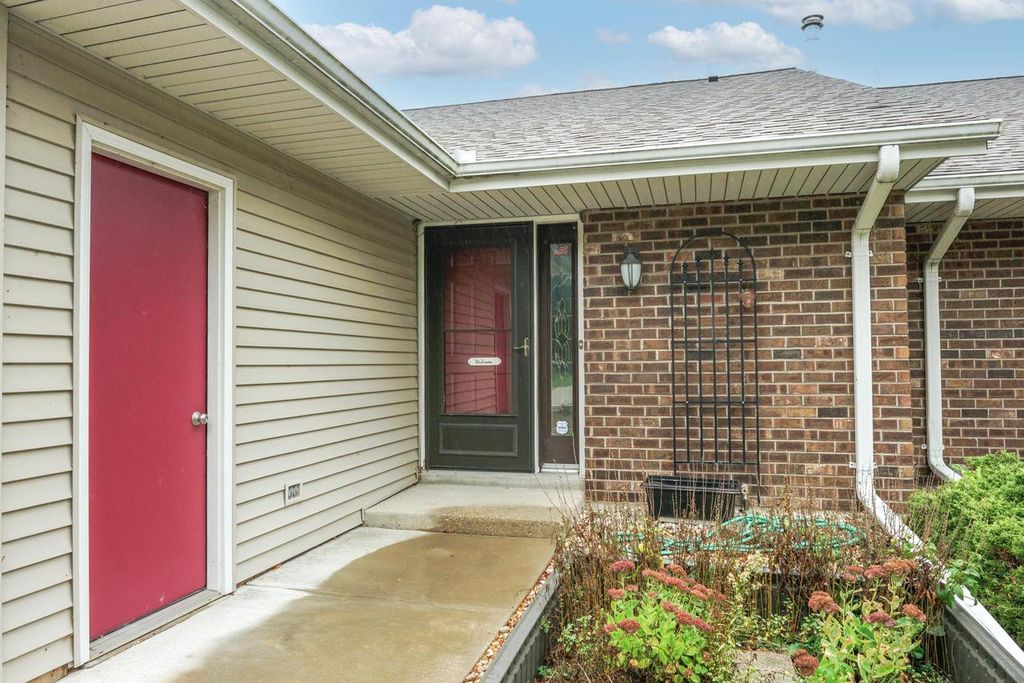 Photo of N49W36150 Nottingham LANE #12, Oconomowoc, WI 53066 (MLS # 1939165)