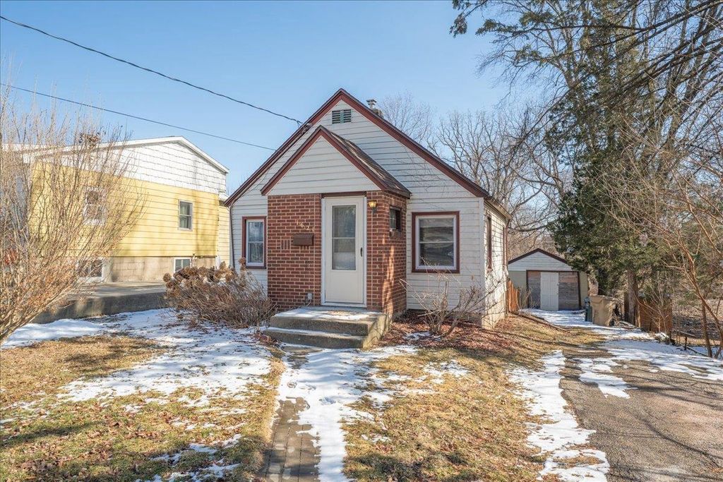 Photo of 1621 Loftsgordon AVENUE, Madison, WI 53704 (MLS # 2017749)