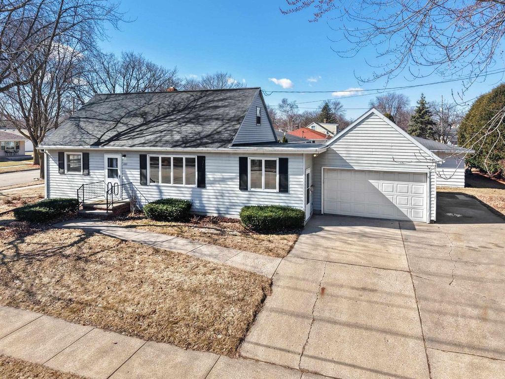 Photo of 2105 N Ballard ROAD, Appleton, WI 54911 (MLS # 50322288)