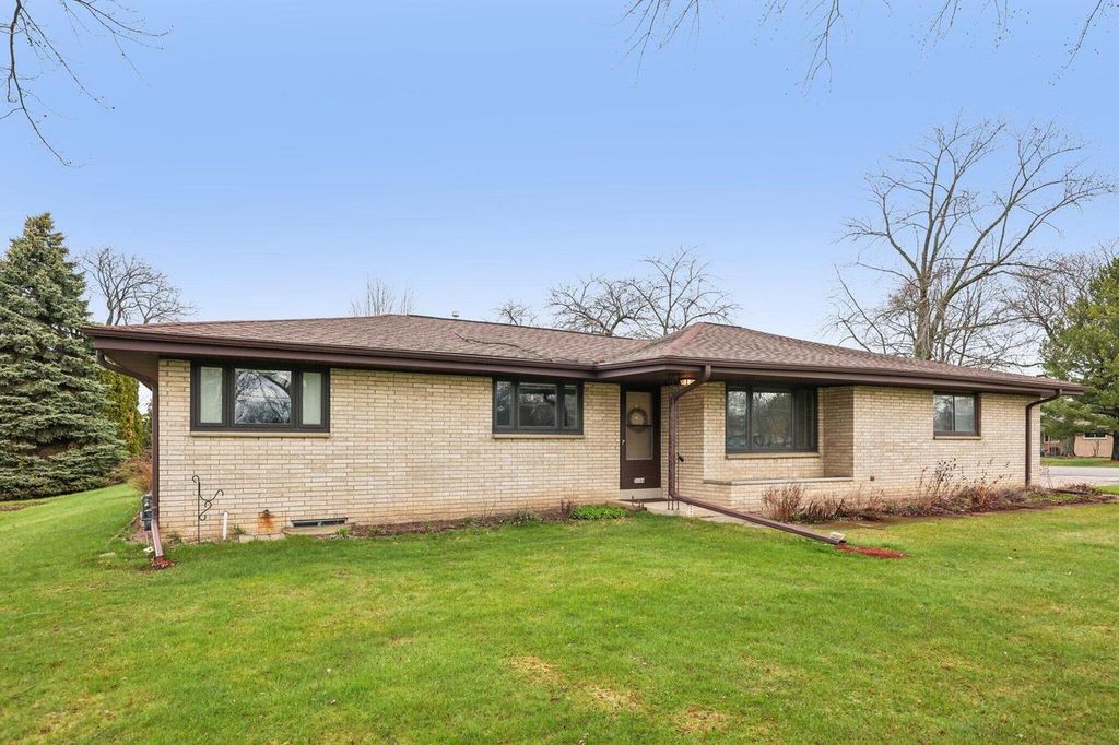 Photo of 5104 Twin Elms DRIVE, Racine, WI 53406 (MLS # 1958035)