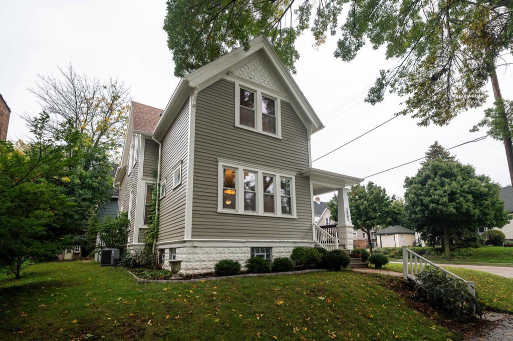 Photo of 2401 S Williams STREET, Milwaukee, WI 53207 (MLS # 1982579)