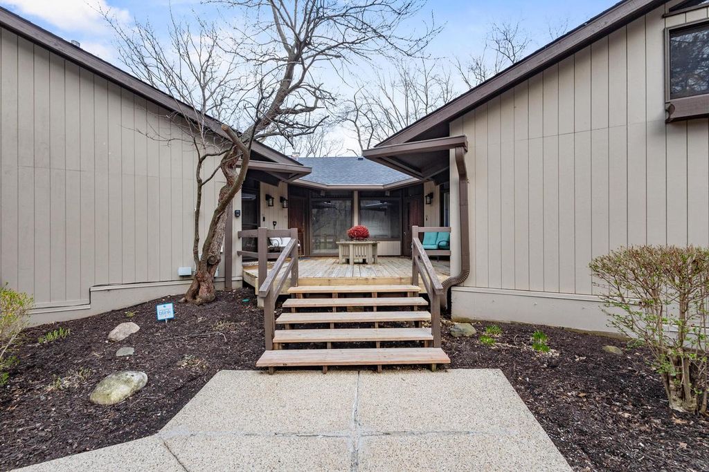 Photo of 800 Aspen DRIVE #C5, Fontana, WI 53125 (MLS # 1959935)
