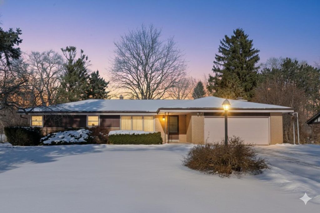 Photo of 8824 W Dosie AVENUE, Greenfield, WI 53228 (MLS # 1948182)