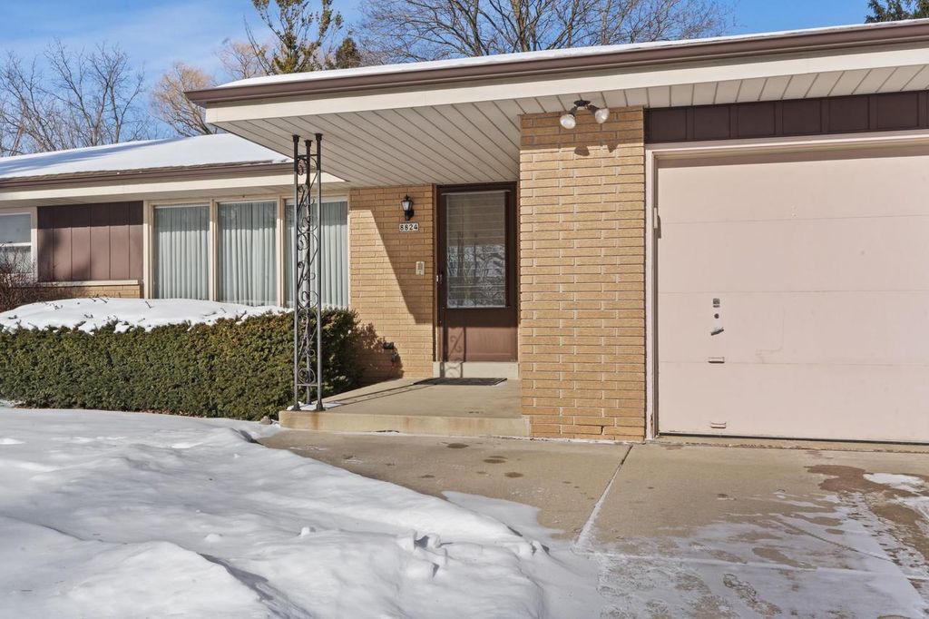Photo of 8824 W Dosie AVENUE, Greenfield, WI 53228 (MLS # 1948182)