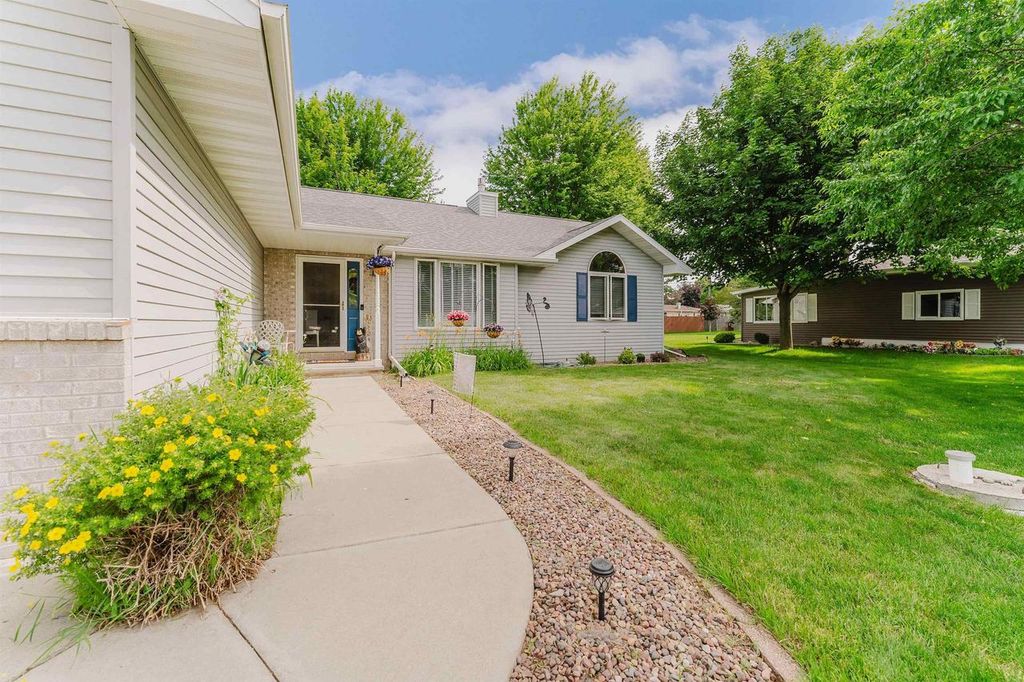 Photo of 620 Courtland AVENUE, Oshkosh, WI 54901 (MLS # 50328091)