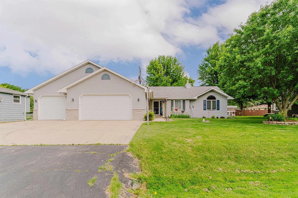 Photo of 620 Courtland AVENUE, Oshkosh, WI 54901 (MLS # 50328091)