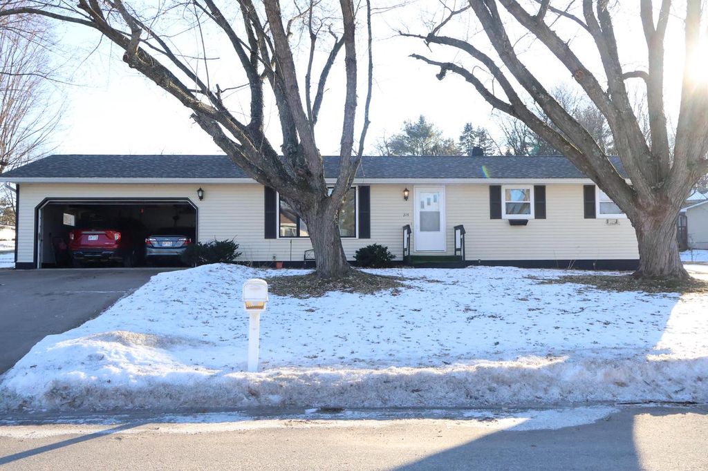 Photo of 215 S Prospect CIRCLE, Shawano, WI 54166 (MLS # 1947517)
