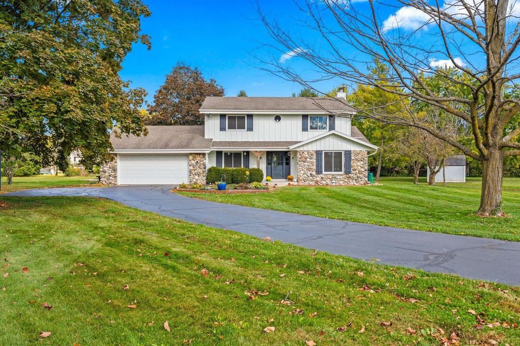 Photo of S83W32784 N Oak Tree COURT, Mukwonago, WI 53149 (MLS # 1954126)